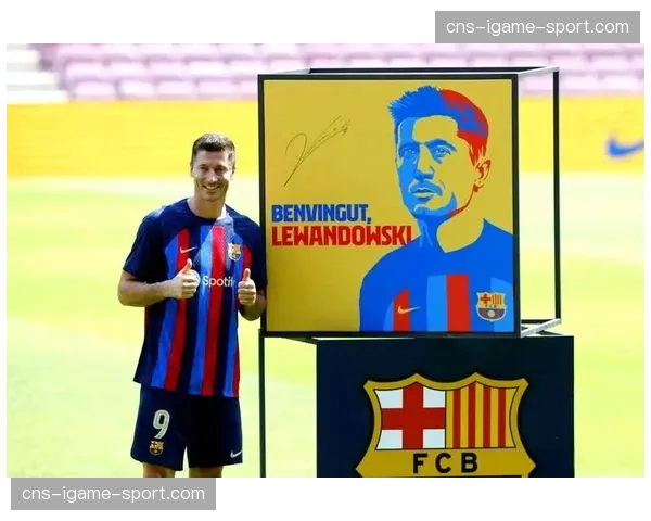 特写：时隔三年重返欧冠八强，莱万多夫斯基在诺坎普的复杂神情。