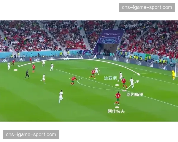 特写：39岁的佩佩在更衣室讲解定位球防守站位