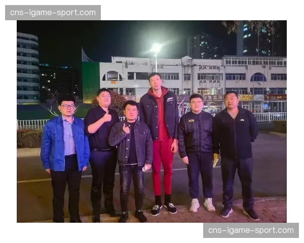 赛场花絮：小球迷闯入场地求合影，被安保人员礼貌带离