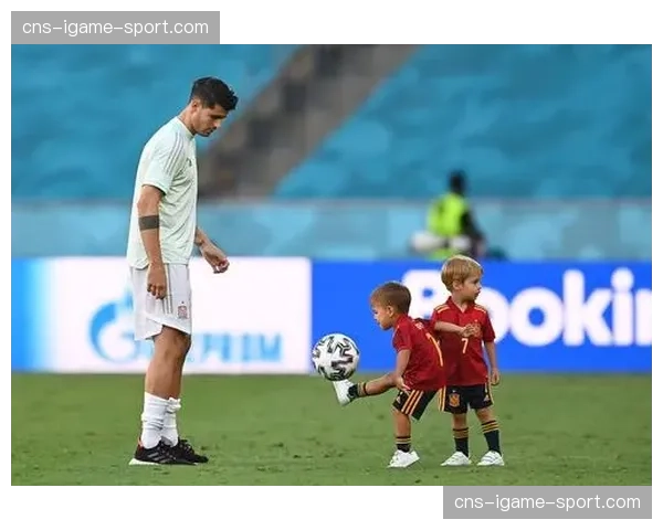 特写镜头:马德里德比中,莫拉塔进球后指向看台家人的瞬间 特写镜头:马德里德比中,莫拉塔进球后指向看台家人的瞬间